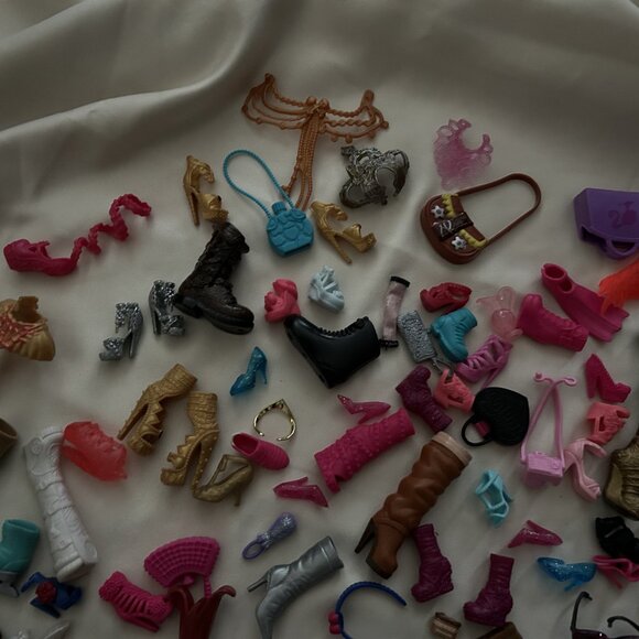 Barbie Shoes and Accessories - Over 125 pieces - Lot As Is - Picture 11 of 12